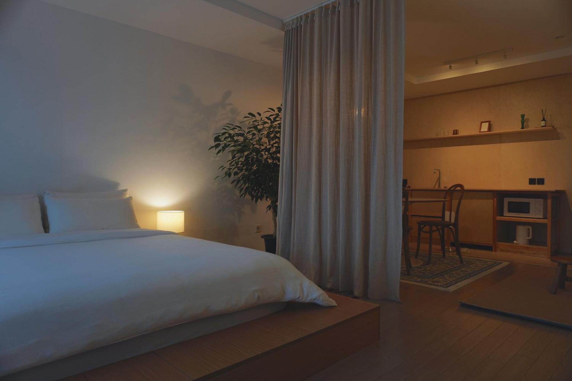 At Corner Resort & Garden Jeju Exteriör bild